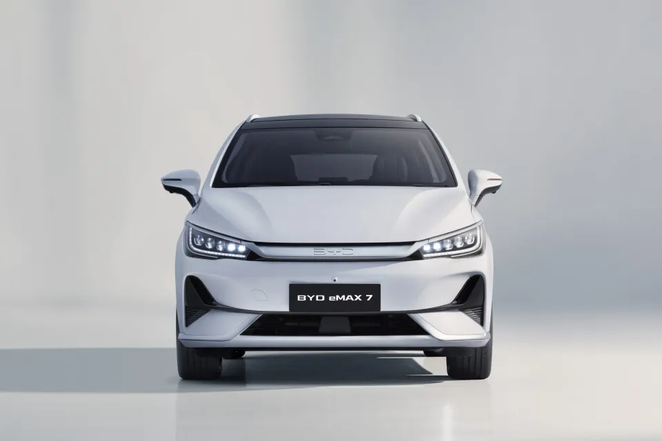 Representative BYD eMAX 7 rental